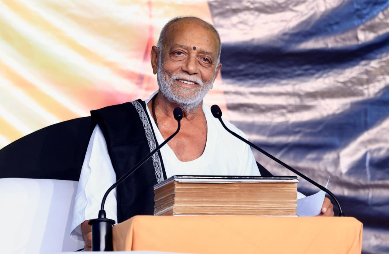 વ્યાસ અને વ્યાસપીઠના આશીર્વાદ સૌના પર ઊતરે તેવી કામના વ્યક્ત કરતાં શ્રી મોરારિબાપુ