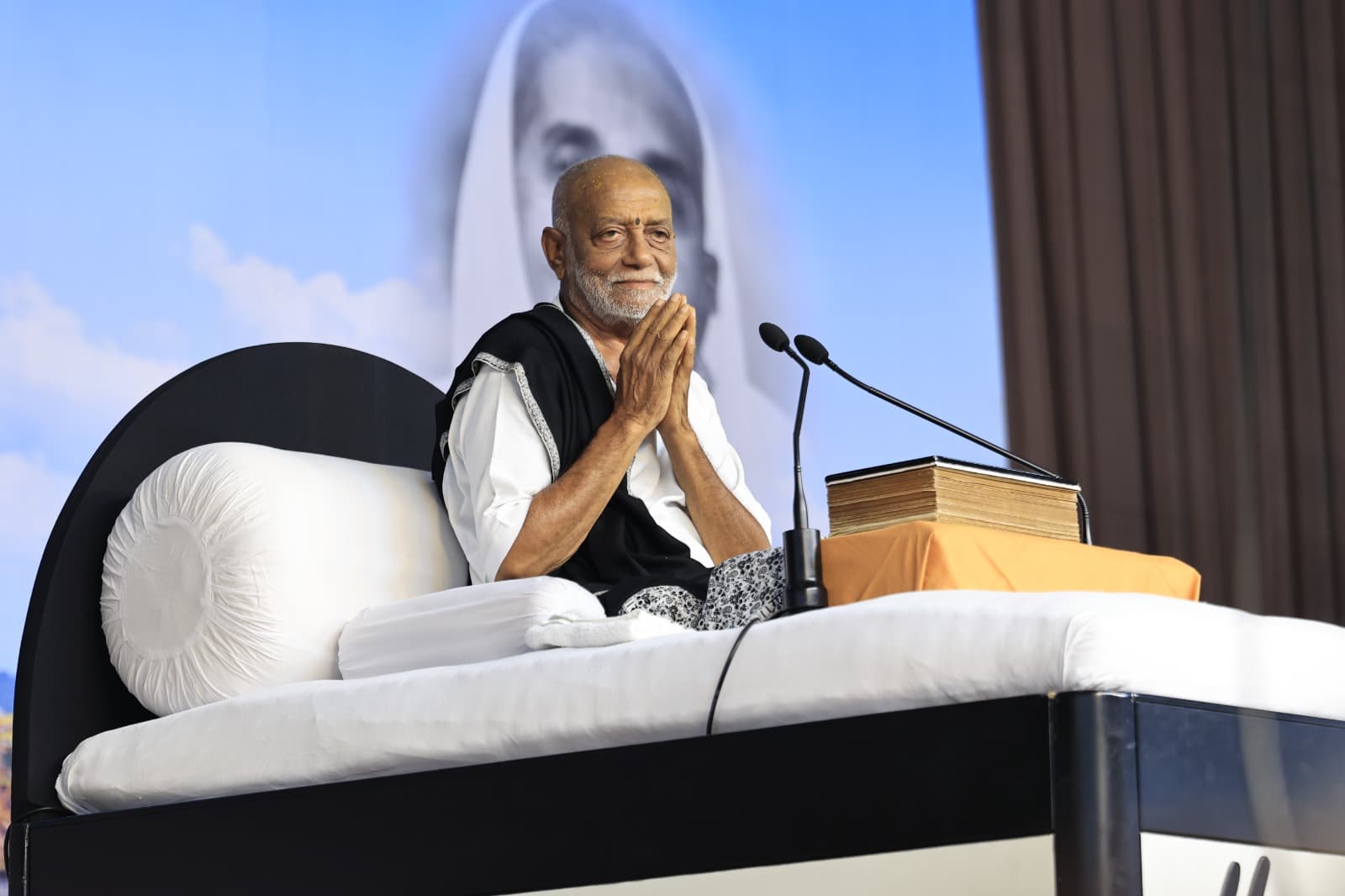 વક્તા રથી અને પોથી સારથી છે.